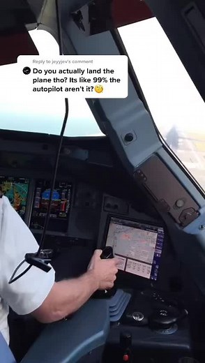 Auto Pilot vs Manual Landing in Aviation