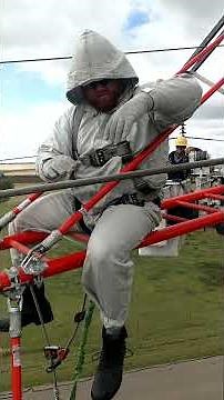 See a Lineman Working Comfortably on Live Power Lines ⚡#lineman #powerlineman