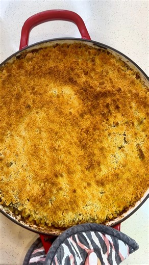 Follow @steph_cooks_stuff because I give you a recipe every day❤️. 👋 Hey everyone! Today, I’m sharing my all-time favorite comfort food with a twist - Cheese Burger Mac and Cheese! 🍔🧀 This dish is a heavenly blend of juicy beef, creamy cheese, and perfectly cooked macaroni, topped with a crispy breadcrumb layer. Perfect for family dinners or when you’re craving something extra indulgent!Here’s how to whip up this deliciousness:**Ingredients:**- 500g beef mince- 500g cooked Macaroni- 1 cup dic