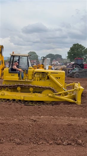 14K views · 1.2K reactions | Cat D7 dozer and Hanomag L600D tracked loader working side by side | Awesome Earthmovers | Facebook