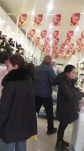 #偷拍一个营业片段 #全场2元店西大批发市场 超值精品店 真的是全场俩元 上千种商品全部俩块钱