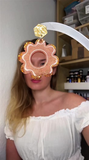 These flower-shaped epoxy resin earrings are beautiful…🥰