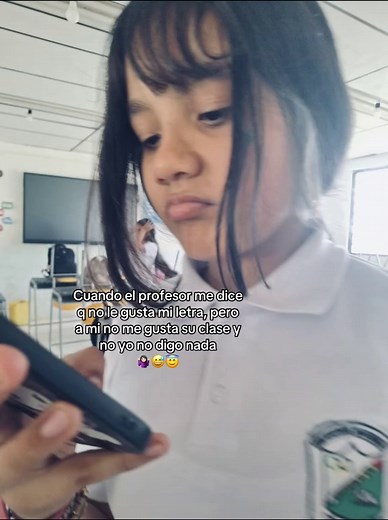 Frustraciones en clase: letra y profesor en el salón 703