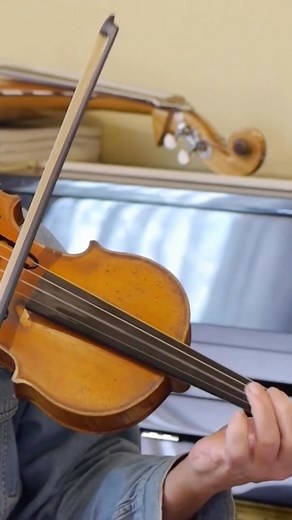 Learn #violin like a pro, all styles, tips and tricks, sheet music and solos with our violin guru and amazing teacher #ChrisHaigh! His courses cover all styles of violin, from #bluess, to #jazz, to #bluegrass fiddle and #country. Try his courses in collaboration with @schottmusic on MusicGurus on the link in bio now! 🎼🎻 | MusicGurus