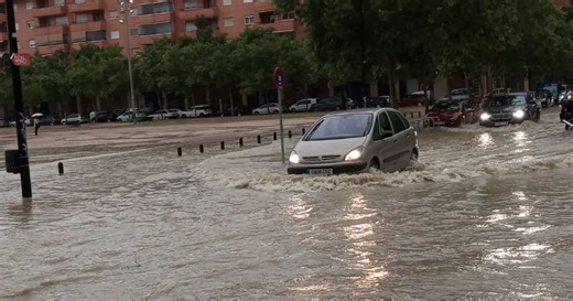 Las tremendas imágenes del temporal en España: calles anegadas, coches arrastrados y cientos de afectados