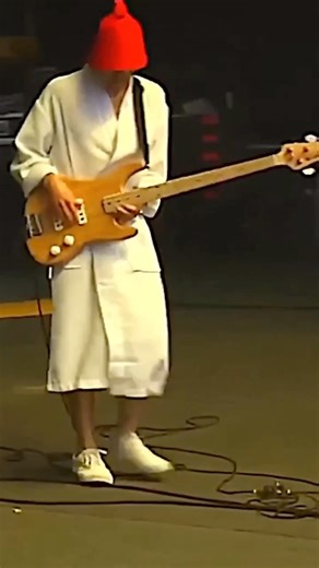 Joe Dart laying it down on "Daddy He Got a Tesla" with Vulfpeck | Bass Magazine