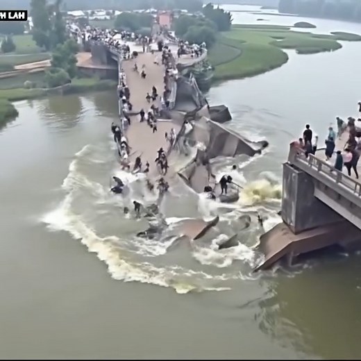 4.9K views | The stone observation deck collapses right during the earthquake - people are in a panic, no one expected such horror...Watch Below | Brightsides | Facebook