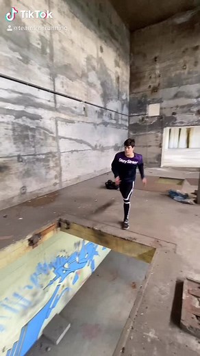 Warning ⚠️ this stunt is performed by professional athletes don’t try anithing you see on this page #freerunning #parkour #foryou #fyp #foryoupage