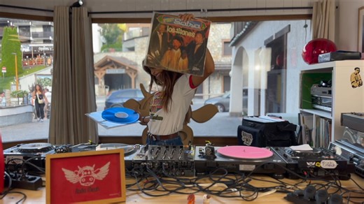 La session vinyle de Sabor A Mi dans nos studios est en ligne. Sabor a Mi (Sophie Legay Peñaloza), c’est une âme romantique avec une énergie débordante. Juste équilibre entre ses origines mexicaines et françaises. Sophie vit ses disques à fond et on la suit pendant plus d'une heure avec une sélection qui crépite entre Salsa, Cha Cha Cha, Latin Jazz, Cumbia ou Maloya. https://www.youtube.com/watch?v=E5-QXPQXkOY | Radio Meuh