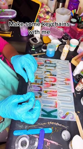 Freestyles some keychains with real pressed flowers .. part 1 just need to add topcoat #resin #resinart #resinartbeginners #womensupportingwomen #smallbusiness #gifts #trinketdish #shadesofblue #nametray #shopsmallbusiness #blue #bluehues #resinpour #shadesofpeach #birthdaygirl #custommade #customorder #tropicalvibes #tropical #tropicalclock #swirls #ksresin #Locsdiva #Akainspired #sorority | Aneeshascraftyboutique