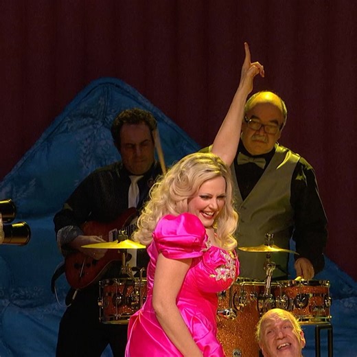 Time to celebrate 🥂🎉 Join us in the world of Anna Nicole, where the party is bold, bright and bursting with operatic glamour. Happy New Year’s Eve everyone! | Royal Ballet And Opera