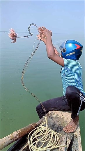 Live chicken bait throwing in River instant big fish catch #fishing #bigfish #fishingvideo #chicken