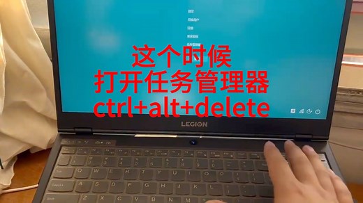 电脑突然白屏不显示桌面怎么办？