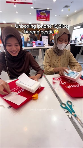 Unboxing iPhone 15 Biru di Erafone Gresik