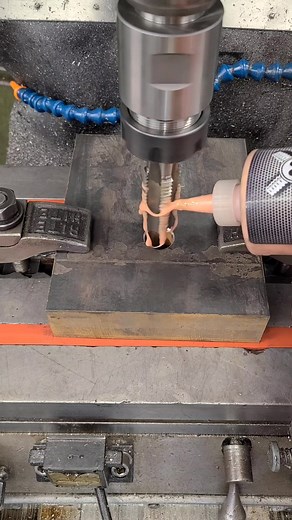 Peck Tapping 🎯 What is your favorite way to create threads? #machinist #engineering