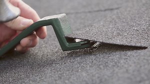 The RoofSnake™ – your ultimate solution for easy roofing installation. Say goodbye to damaged shingles and bruised fingers with this pro-grade roofing tool. Add to cart: https://amzn.to/3XPPvE3 #RoofSnake #RoofingTool #DIYRoofing #HomeImprovement #ConstructionTools | PacTool International