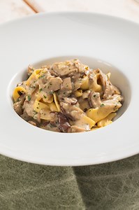 🍝✨ Handmade pappardelle with porcini mushrooms — the ultimate comfort dish that brings autumn to your plate. 🌿 A touch of butter. A sprinkle of Parmigiano. Pure magic. 📍 Save this for your next weekend cook-up! Sebastian Fitarau Ingredients For the fresh pasta: 200 g (1 ⅓ cups) all-purpose flour 2 eggs Salt, to taste For the porcini mushroom sauce: 300 g (10.5 oz) porcini mushrooms 30 g (2 tbsp) butter 1 garlic clove Fresh parsley, to taste Salt and black pepper, to taste For finishing: Parmi
