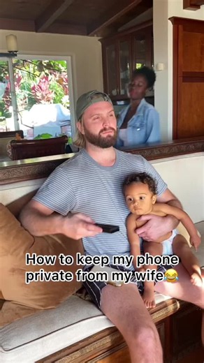 how to deal with her on your phone #husbandandwife #husbandwifecomedy #fypシ゚viral #fyppppppppppppppppppppppp
