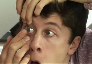 How to Put In and Remove Contact Lenses