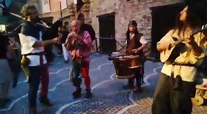 Le tre cipolle - Musica Medievale a Castignano [video disviarta - youtube] Video originale: http://bit.ly/35IWmQT | Musica Popolare Tradizionale