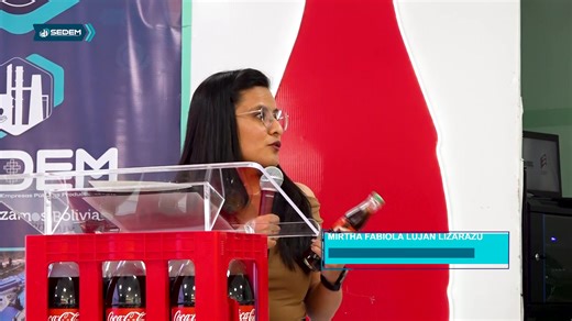 💚 Hoy celebramos un paso más hacia la producción con identidad boliviana. ENVIBOL y Coca-Cola firmaron un contrato comercial por más de Bs 32,7 millones, marcando una alianza que fortalece la industria nacional y promueve el uso de envases retornables fabricados por manos bolivianas. 🇧🇴✨ Cada botella representa esfuerzo, tecnología y compromiso con la sostenibilidad. Producimos en Bolivia, para los bolivianos. ♻️ #ENVIBOL #CocaCola #SEDEM | SEDEM