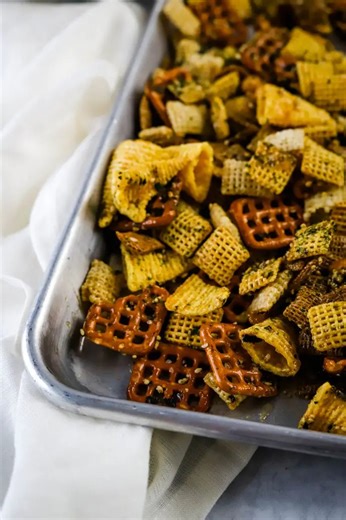 🎉Comment RECIPE and I’ll send it right over🎉 . Warning: Make this once… and everyone will beg you for the recipe. . This furikake Chex mix is dangerously addicting 🤤 Featuring Foodland - Hawaii Maika‘i Organic Nori Furikake the flavor that takes it from “oh this is good” to “wait… WHAT did you put in this?!” . Sweet. Salty. Crunchy. ‘Ono. Don’t say I didn’t warn you. . Would you try this?? 👇 . Recipe -> https://bit.ly/furikake-chex-mix-recipe . #keepingitrelle #foodland #foodlandhi #amaikaid