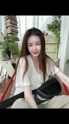 独居并不会孤单，是自在的生活方式，一个人完全可以把日子过的满满当当➕十足的快乐。##记录吧就现在#努力成为更好的自己 #大大方方做自己 #就想这样宅在家里#享受独处的快乐