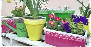 Cómo decorar bonitas macetas o jardineras con blondas de papel y pintura en spray