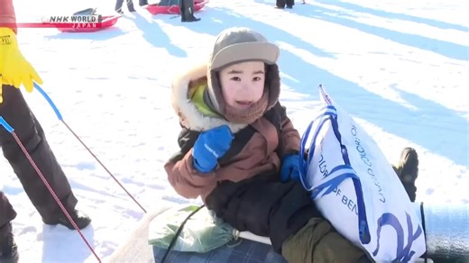 Mùa câu cá ốt me bắt đầu tại hồ Abashiri, Hokkaido Mùa câu cá ốt me (wakasagi) tại hồ Abashiri ở Hokkaido vừa bắt đầu hôm 5/1. Nhiều người tập trung tại đây, khoan lỗ xuống mặt hồ đóng băng và thích thú trải nghiệm câu cá trên băng. Xem các video khác: https://www3.nhk.or.jp/nhkworld/vi/news/programs/special.html | NHK WORLD-JAPAN Vietnamese