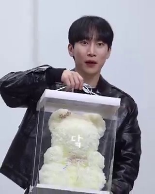 260405 프롬스토어 앙코르 팬싸인회리본을 풀면 안에 곰돌이가 나와요! ㄴ 빼도 돼요?? 다시 어떻게 묶어요? ㄴ …리본을 묶으면 돼요!#비투비 #BTOB #서은광 #은광 #SEOEUNKWANG @BTOB_SEKwang