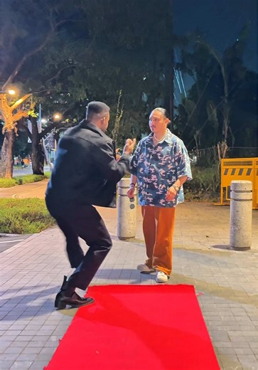 Still standing there? 😱🥹 Rate his red carpet moment 1–10 👇 @PopNSeb #redcarpetking #redcarpet #fyp #viral #trending