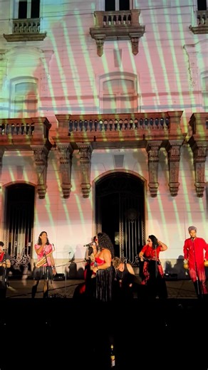 ANMA - Festival Antropofagia Mapping on Instagram: "A noite de hoje ficou marcada pela força de Priscila Cobra (@carimbocobravenenosa). Com um carimbó pulsante e cheio de identidade, eles fizeram a Praça Dom Pedro II balançar e mostraram a potência da nossa cultura popular sob as luzes do mapping. 📍 LOCAL: Fachada do Museu do Estado do Pará 🗓️ QUANDO: 09 e 10 de Janeiro, às 19h 🎟️ ENTRADA: 100% Gratuita e aberta ao público! O projeto que tem direção de @vjlobovj , foi selecionado pelo edital