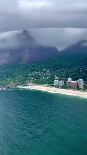 38 lugares para visitar na cidade maravilhosa! .. Os pontos turísticos do Rio de Janeiro estão entre os lugares que todo mundo deveria visitar ao menos uma vez na vida. 💚 🇧🇷 .. Video maravilhoso de @rioskytour 🚁💯👏👏👏👏 .. Segue esse perfil top demais!😎 .. .. Bora conferir os pontos que você precisa conhecer no Rio de Janeiro! 🤙 .. 1. Praias do Rio de Janeiro 2. Cristo Redentor 3. Pão de açúcar 4. Escadaria Selarón 5. Lapa e os melhores bares do Rio 6. Mirante Dona Marta 7. Parque Lage 8