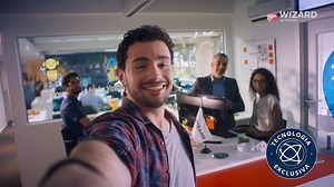 A Wizard é muito mais que uma rede de escolas de idiomas. É um universo totalmente pensado para o aluno e o seu sucesso em aprender um novo idioma. Por trás de cada aula, há um time que pensa em cada etapa do seu aprendizado. E aí, preparado para entrar no mundo Wizard? | Wizard