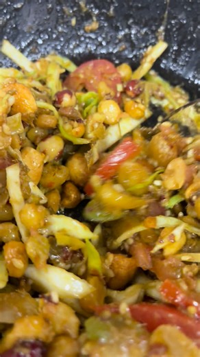 🌿 Burmese Pickled Tea Leaf Salad – Lahpet Thoke! 🌿 Crunchy, tangy, and packed with flavor! This traditional Burmese dish mixes fermented tea leaves with crispy nuts, toasted sesame seeds, garlic, chilies, and fresh veggies for a unique, bold taste you’ve never had before. Every bite is a perfect balance of salty, sour, and savory — a true flavor adventure! 😋✨ 💡 Fun fact: In Burma (Myanmar), lahpet isn’t just food — it’s a symbol of hospitality and celebration! Definitely a must try!!! 16oz f