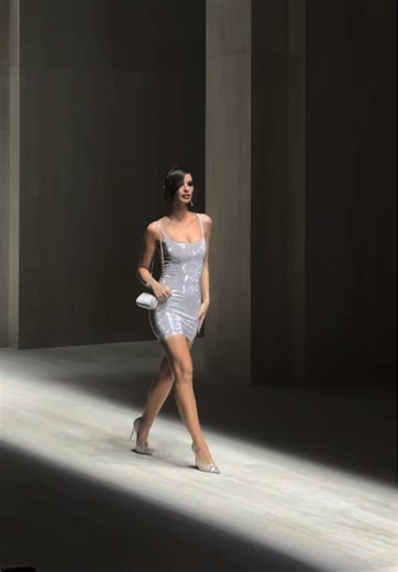 Emily Ratajkowski Shines on Gucci FW26 Runway