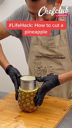 #LifeHack ➡️ How to cut a pineapple 🍍#fyp #foryou #eatchefclub #cookingtips #cookinghacks