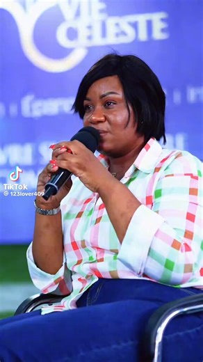 Une femme, selon l’éducation que j’ai reçue de ma mère, ne se précipite pas dans le bruit et le jugement facile. Elle garde sa dignité, même dans l’épreuve. Elle ne transforme pas ses blessures en spectacle, ni ses conflits en tribunal populaire. Elle cherche la vérité avec calme, avec preuves, et avec sens des responsabilités.Ma mère m’a appris qu’une femme forte ne crie pas pour être entendue : elle agit avec intelligence, elle protège ce qui doit l’être, et elle ne laisse ni la colère ni la v