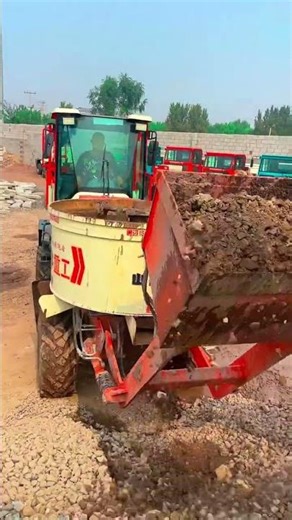 Top-down mixer, constructionsite concrete mixing. #cementmixer #shorts