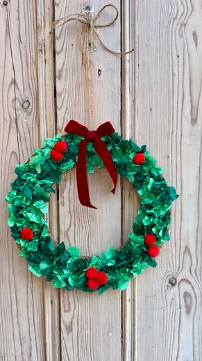 🌲WREATH MAKING THAT ANYONE CAN DO…🌲 And I mean anyone this is perfect for any age, I even loved it 🤣 As promised here’s our top tips… ⭐️The more holes the longer it takes 🤣 so if you want to get them busy for AGES then make lots of holes. If they have zero patience then don’t do as many. ⭐️ My eldest hated the process so ended up rolling the tissue paper and gluing it on - this is perfect for those with zero patience and the younger kiddies. ⭐️All you need is some cardboard, tissue paper and