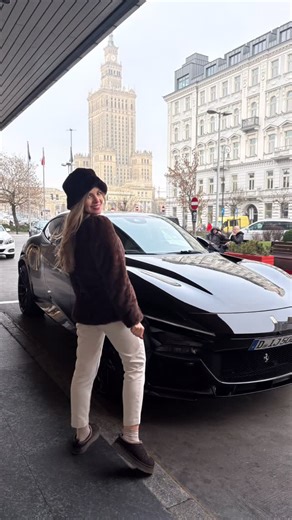 Klaudia Buda | Fashion model | Influencerka | Moda| Warszawa on Instagram: "Brown is the new black 🤎 Miękkie futerko z @hm , kremowe spodnie z @zara , kapelusz H&M i ultra-wygodne @ugg . Styl, który mówi: nie muszę krzyczeć, żeby robić wrażenie. To jest moja definicja elegancji na co dzień – komfort, klasa i miejski vibe ✨ Warszawa +spacer + klasyka = idealny dzień 🖤 #fashionreels #polskamoda #zaraoutfits #hmstyle #uggstyle #quietluxury #ootdfashion #ootd #fashioninspo #citycenter #warsawgirl 