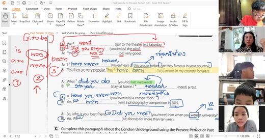 💕Past Simple Vs Present Perfect 💕 มาดูเด็กๆเปรียบเทียบวิธีการใช้ Past Simple กับ Present Perfect กันค่ะ 1. Past Simple ใช้กับเหตุการณ์ที่เกิดในอดีตโดยมีการระบุวัน/เวลา ที่เกิดขึ้นแน่นอน ส่วน Present Perfect มักกล่าวโดยภาพรวม ใช้กับเหตุการณ์ที่เกิดขึ้นในอดีตแบบประสบการณ์ที่ผ่านมาแล้ว Example: -Martin bought a new car last week. มาตินซื้อรถคันใหม่สัปดาห์ที่แล้ว -Martin has never bought a new car. ไม่ตินไม่เคยซื้อรถคันใหม่เลย (ตั้งแต่เกิดมาเป็นตัวเป็นตน) 2. Past Simple ใช้กับเหตุการณ์ที่เกิดขึ้นแ