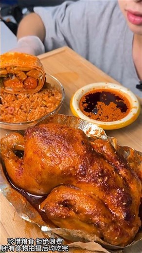 Can I do mukbang without showing my face? Today I'm eating clay-baked chicken and muscle wrap.