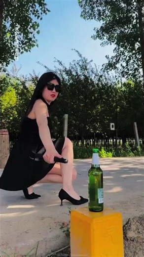 Automatic spring-loaded telescopic three-section stick, one-button operation...