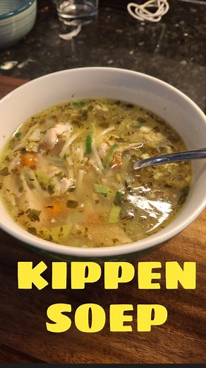 KIPPENSOEP 🥣🐔 | Recept 👇 Ik krijg steeds meer vragen of er ook een recept voor kippensoep op m'n account te vinden was. Hoog tijd dus voor een grote pan verse kippensoep. Ik heb m'n moeder even om haar recept gemaakt, want daarvan at ik vroeger altijd de halve pan leeg! Recept kippensoep 🌟 8,5 ⏰️ 25 minuten 2 uur trekken 🧑‍🧑‍🧒‍🧒 6 (hoofdgerecht) à 10 personen (voorgerecht) 💸 7 euro Ingrediënten: - 2 kippenbouten met bot (samen 600 gram) - 200 gram soepgroente - 100 gram vermicelli - 1 à