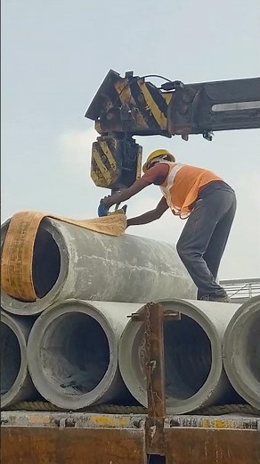 Offloading Hume Pipe from Trailer using Farana Crane | Pipe Lifting Operation"