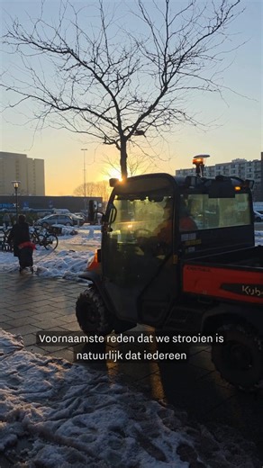 Wij zijn superblij met en dankbaar voor toppers als Harm. Al jaar en dag - en zeker de afgelopen week - zorgen zij ervoor dat onze wegen veilig blijven. Help ons mee! Geef Harm en al zijn winterdienst collega's een👏 in de comments! Wil je meer lezen over hoe wij met gladheidsbestrijding omgaan? Check: https://www.eindhoven.nl/stad-en-wonen/stad/gladheidsbestrijding | Gemeente Eindhoven