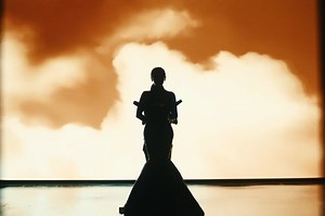 Văn Mai Hương tung trailer cho MV Vườn Hồng ra mắt ngày 17/11 sắp tới, lấy sample từ Ra Ngõ Tụng Kinh (Diva Hà Trần - nhạc sĩ Trần Tiến - nhạc sĩ Trần Thanh Phương) 🌹 Vườn Hồng được chắp bút bởi Hứa Kim Tuyền & DLight - bộ đôi sáng tác hit Kho Báu, bản phối do 2pillz đảm nhận. | Đài Phát Thanh.