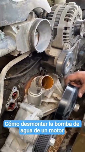 Cómo desmontar la bomba de agua de un motor