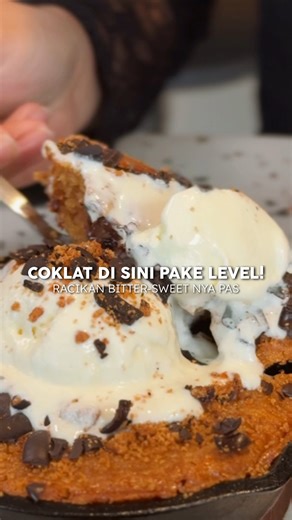 Tumbar Merica on Instagram: "Jujur bukan sweet tooth, tapi kok nongkrong sini betaaah amat, dessert sampe minumannya aku suka 🤤 bahkan kemaren nyoba menu baru Nasi Telur mereka, ada yg pake roasted sesame sama chilli oil! Bitter iced chocolate level 4-nya aku suka, buat dessert skillet cookie-nya enaaa — 📍Coklat Cafe, Jl. Cik Di Tiro No.19, Terban, Gondokusuman, Jogja (Gmaps Ready) #tumbarmerica #kulinerjogja #jogja #coklatcafe #dessertjogja"